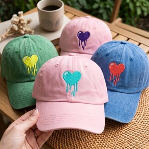 Gorra de béisbol con corazón derretido bordado, unisex, con correa ajustable.