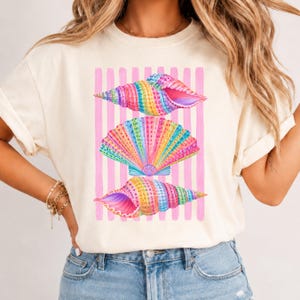 Färgglad snäckskjorta, bekväma färger t-shirt, kustnära snäcksamlartröja, havsälskare presenttröja, målad strandtröja för kvinnor