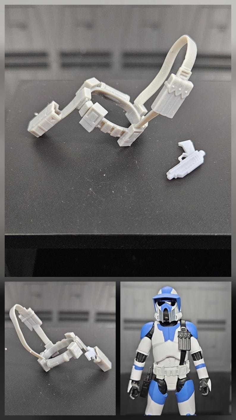 Puede incluir: Un cintur&oacute;n utilitario de pl&aacute;stico blanco como accesorio para una figura de acci&oacute;n de 3,75 pulgadas, con bolsas moldeadas y una correa para el hombro. Se incluye una peque&ntilde;a pistola bl&aacute;ster de pl&aacute;stico blanco, junto a un soldado.