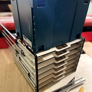 Puede incluir: Un juego de tres tazas de cerámica con un acabado mate moteado. Las tazas son de color crema, gris claro y gris oscuro. Cada taza tiene un diseño simple y minimalista y un asa redondeada.