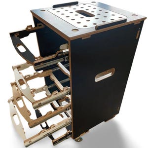 Peut inclure: Un meuble de rangement roulant noir et en bois naturel avec trois tiroirs coulissants. Le dessus a un design perforé et des poignées. Le meuble est sur roulettes pour faciliter le déplacement. Les tiroirs sont en bois naturel.