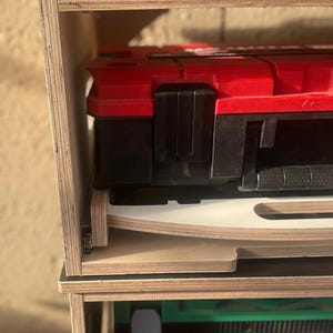 Kompakter Rollcontainer mit Schublade und Vollauszug für Werkzeugboxen, stapelbar und fahrzeuggerecht für Vans, SUVs und Transporter