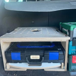 Kompakter Rollcontainer mit Schubladen für Werkzeugboxen, stapelbar und fahrzeuggerecht für Van, SUV und Transporter