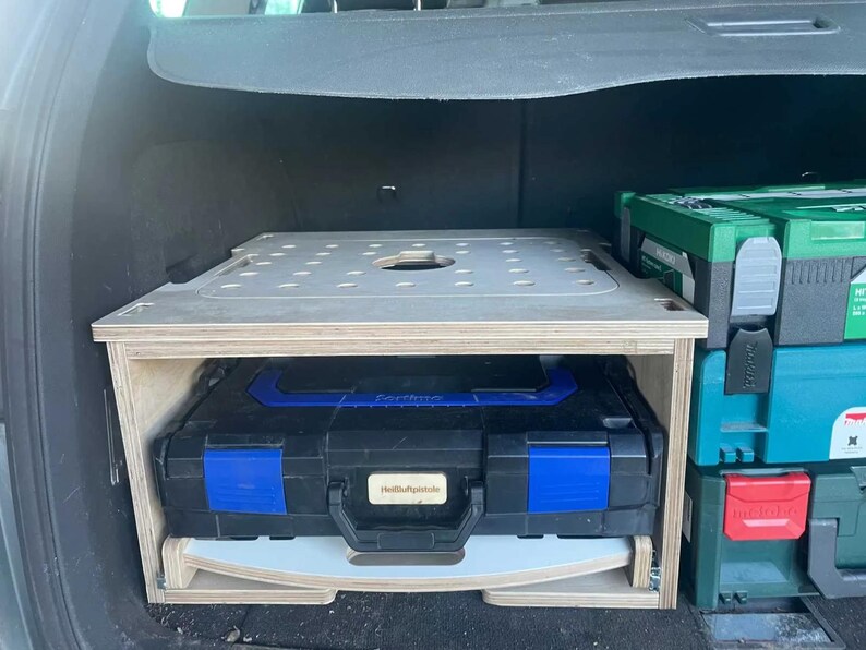 Kompakter Rollcontainer mit Schubladen für Werkzeugboxen, stapelbar und fahrzeuggerecht für Van, SUV und Transporter