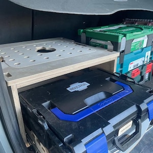 Kompakter Rollcontainer mit Schubladen für Werkzeugboxen, stapelbar und mobil für Fahrzeuge wie Van, SUV und Transporter