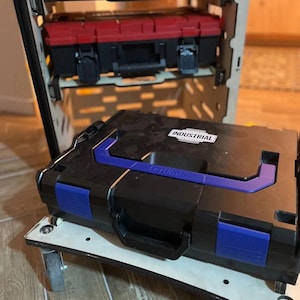 Peut inclure: Ensemble de trois tasses en céramique avec une finition mate et mouchetée. Les tasses sont de couleur crème, gris clair et gris foncé. Chaque tasse a un design simple et minimaliste avec une anse arrondie.