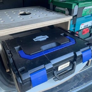 Kompakter Rollcontainer mit Schubladen für stapelbare Werkzeugboxen im Van, SUV und Transporter