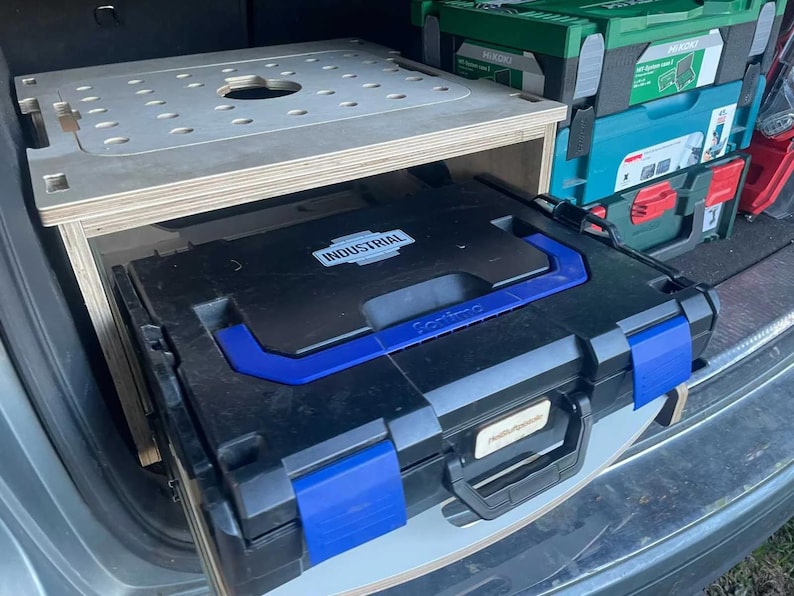Kompakter Rollcontainer mit Schubladen für stapelbare Werkzeugboxen im Van, SUV und Transporter