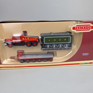 以下が含まれることがあります： 「A.L.E. TRANSPORT LTD」の文字が入った赤いトラックと、「LNER」の文字が入った緑色の貨車が入ったおもちゃのセット。セットは「Trackside」のロゴと「Limited Edition」の文字が入った箱に入っています。