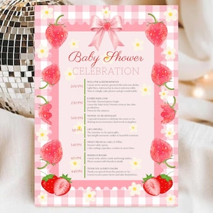 Puede incluir: Una tarjeta rectangular de programa para baby shower con borde de cuadros rosas y blancos, fresas en acuarela y pequeñas flores blancas. Un gran lazo rosa corona la parte superior. El texto detalla el horario de 14:00 a 16:45 horas.