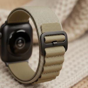 Puede incluir: Un juego de tres tazas de cerámica con un acabado mate moteado. Las tazas son de color crema, gris claro y gris oscuro. Cada taza tiene un diseño simple y minimalista.