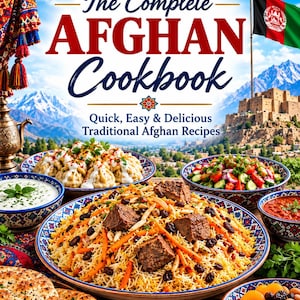 Op de afbeelding: The Complete AFGHAN Cookbook: Quick, Easy & Delicious Traditional Afghan Recipes. Een boekomslag met een grote schaal rijst met vlees, wortels en rozijnen, omringd door kommen met dumplings, salade, saus en noten op een doek met een patroon.