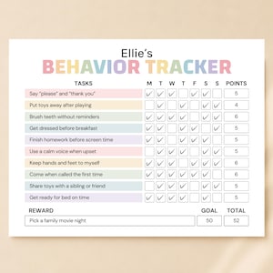 Puede incluir: Una tabla de seguimiento de comportamiento rectangular titulada Ellie's BEHAVIOR TRACKER en letras pastel. La tabla enumera tareas con casillas de verificación para cada día de la semana y valores de puntos. Una sección de recompensa en la parte inferior muestra un objetivo de 50 puntos y un total de 52 puntos, con marcas de verificación para varias tareas diarias.