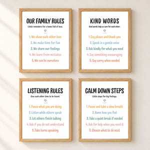 Pode incluir: Quatro quadros decorativos com molduras de madeira clara. Cada impressão apresenta títulos em preto: Our Family Rules, Kind Words, Listening Rules e Calm Down Steps, seguidos por cinco pontos numerados em cores pastel sobre um fundo branco.