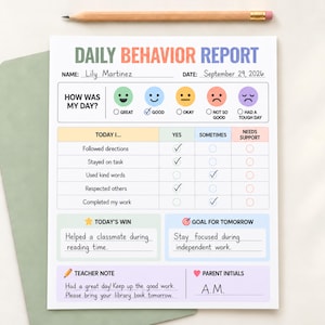 Puede incluir: Un formulario de informe de comportamiento diario con un lápiz de madera encima. El documento incluye secciones para nombre, fecha, una escala de estado de ánimo con cinco emojis, una lista de verificación, metas, notas del profesor e iniciales.