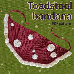 Op de afbeelding: Bordeaux gehaakte bandana met witte stippen en een witte geschulpte rand. De bandana heeft de tekst "Toadstool bandana" en "PDF pattern". Het heeft een bandje om te strikken.