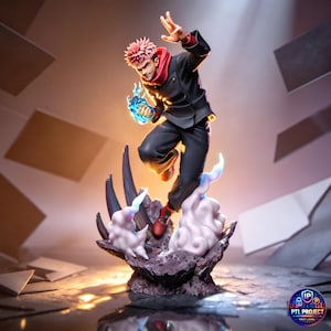 Puede incluir: Una figura dinámica de un personaje con uniforme negro, capucha roja y pelo rosa puntiagudo, sosteniendo energía azul. La figura está en plena acción, sobre una base rocosa con nubes estilizadas. La base tiene un logo que dice "PTL PROJECT NEXT LEVEL".