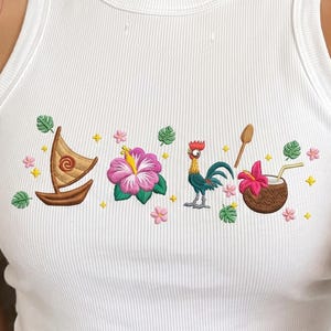以下が含まれることがあります： 白のリブ編みタンクトップ。カラフルな刺繍のトロピカルデザインが施されています。茶色の帆船、ピンクのハイビスカスの花、オンドリ、ココナッツドリンク、その他の花柄と葉のアクセントが特徴です。