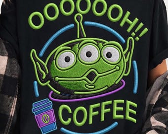 Disney Toy Story Coffee Aliens Stickdatei, Alien Oohh Coffeee, Kaffeeliebhaber, Disneyworld Disneyland Familienausflug 2026 Outfit
