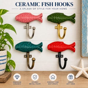 Könnte beinhalten: Vier Keramik-Fischhaken mit Metallbeschlägen in den Farben Pink, Dunkelgrün, Blaugrün und Rot. Der Text CERAMIC FISH HOOKS A SPLASH OF STYLE FOR YOUR HOME ist oben zu sehen, ergänzt durch Symbole für Keramikqualität, Metallhaken und Geschenkideen.