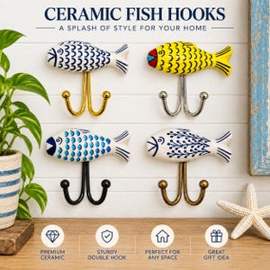 Könnte beinhalten: Vier Keramik-Fischhaken mit handbemalten Mustern in Blau, Gelb und Weiß. Jeder Fisch ist an einem doppelten Metallhaken in Gold-, Silber-, Schwarz- oder Bronzeoptik befestigt. Der Text CERAMIC FISH HOOKS ist oben im Bild zu sehen.