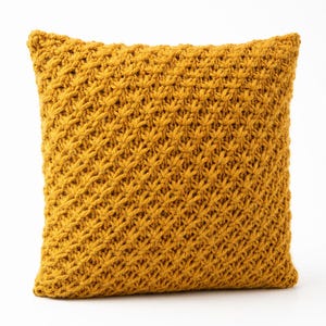 Puede incluir: Un cojín cuadrado de color amarillo mostaza vibrante con un patrón de punto diagonal texturizado. La superficie muestra un diseño de puntadas repetitivo y consistente que crea una apariencia táctil en relieve en toda la parte frontal.