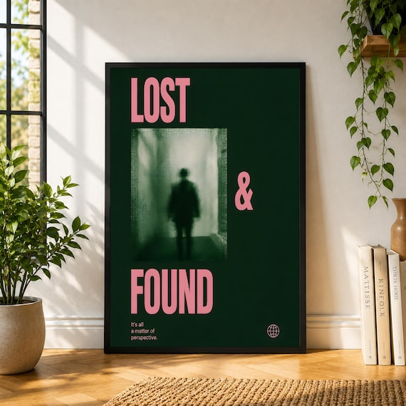 Moody grøn plakat med sløret figur og lyserød typografi