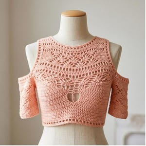 Peut inclure: Une tasse en céramique blanche avec une anse noire et le texte "But First, Coffee" en noir, dans une police manuscrite. La tasse est posée sur une surface blanche.