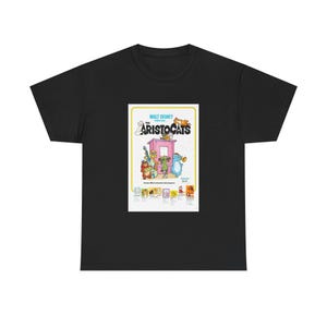 Könnte beinhalten: Schwarzes T-Shirt mit einer farbenfrohen Grafik aus dem Disney-Film Aristocats. Die Grafik enthält den Filmtitel und verschiedene Zeichentrickkatzenfiguren. Das Shirt besteht aus einem weichen, bequemen Material.