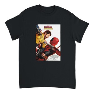 Koszulka Deadpool & Wolverine Showdown: Epic Marvel Studios Fan Clothing w wybranym przez Ciebie kolorze i rozmiarze Black