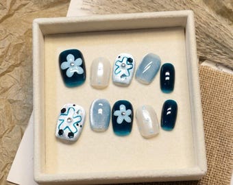 Uñas postizas hechas a mano con estampado floral azul, diseño abstracto de purpurina plateada, uñas postizas de ensueño azul marino profundo, elegantes uñas cuadradas reutilizables.