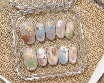 Uñas postizas abstractas 3D en tonos pastel, estilo Celestial Fairycore Y2K, diseño de uñas reutilizables y personalizados con estrellas pintadas a mano estilo Kawaii.