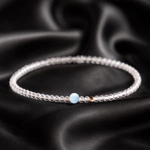 Zierliches Armband aus klarem Kristall und blauen Perlen, 4 mm Minimalist Armband, zartes Edelstein Schmuck Geschenk für Frauen, rund oder facettiert