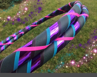 Aro de hula-hula plegable con diseño de pavo real juguetón: aro de baile y fitness en tonos morado y verde azulado.