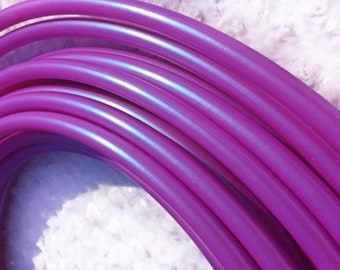 Aro de hula hula plegable de polipropileno de 5/8” con turmalina UV y botón pulsador - Tanzanita rosa púrpura iridiscente
