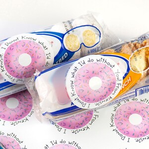 Fogli adesivi personalizzati per bambini a tema ciambelle rosa di San Valentino, l'opzione del kit include borse/kit di bomboniere di facile assemblaggio per il primo compleanno