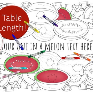 Op de afbeelding: Een zwart-witte kleurplaat met watermeloenen met lachende gezichten. De pagina bevat de tekst "Your One in a Melon Text Here" en "Table Length!" in rode cirkels. Krijtjes zijn inbegrepen in de afbeelding.