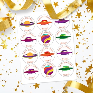 2,5 inch Outta this World Theme Party Aufkleber Kits Geburtstag Accessoires Cupcake Toppers Etiketten UFO Leckerbissen Beutel Dekor für Jungen Mädchen