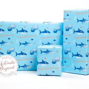 Confezione regalo personalizzata a tema squalo con pesce pagliaccio e testo con nome del bambino / carta da regalo personalizzata per festa di compleanno dell'acquario