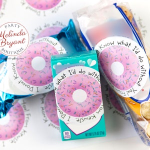 Fogli adesivi personalizzati per bambini a tema ciambelle rosa di San Valentino, le opzioni del kit includono borse/kit di bomboniere di facile assemblaggio per il primo compleanno