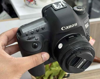 Câmera DSLR Canon EOS 5D Mark IV com lente EF 50 mm f/1.8 stM – 30.4MP Full-Frame, vídeo 4K, excelente estado.