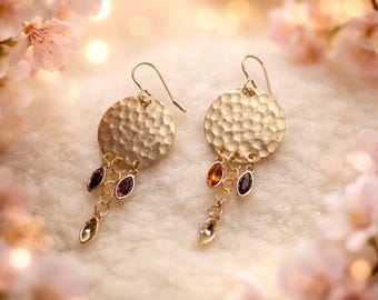 Eleganza raffinata - Orecchini pendenti in oro martellato con gemme color ambra, prugna e champagne – Gioielli Graceful Faith