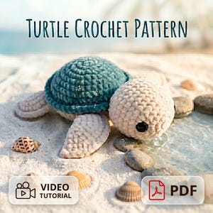Puede incluir: Un patrón de tortuga de ganchillo con caparazón turquesa y cabeza y aletas beige descansa sobre arena. La imagen incluye el texto "TURTLE CROCHET PATTERN", junto con iconos para un tutorial en vídeo y descarga en PDF.