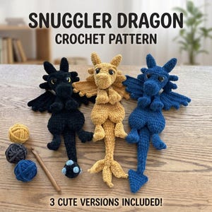 Könnte beinhalten: Drei gehäkelte Drachenspielzeuge in Schwarz, Gold und Blau. Die Drachen haben Flügel und liegen. Der Text oben lautet "SNUGGLER DRAGON CROCHET PATTERN". Der Text unten lautet "3 CUTE VERSIONS INCLUDED!"