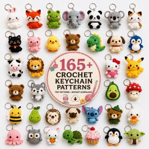 Op de afbeelding: Een verzameling van diverse kleine gehaakte sleutelhangers in de vorm van dieren en voedsel, gerangschikt rond een rond bord met de tekst 165+ CROCHET KEYCHAIN PATTERNS PDF PATTERNS INSTANT DOWNLOAD, met diverse kleurrijke garenfiguren.
