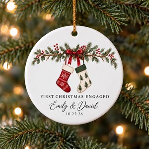 Adorno navideño personalizado para la primera Navidad de los prometidos, adorno personalizado para parejas comprometidas o casadas, regalo de boda, regalo para recién casados, decoración navideña para parejas.