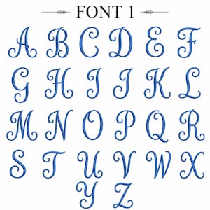 Puede incluir: Una pantalla digital etiquetada como FONT 1 que muestra el alfabeto completo de la A a la Z en una fuente cursiva azul, estilo bordado. Cada letra est&aacute; representada en una tipograf&iacute;a decorativa y fluida con bucles y curvas elegantes.