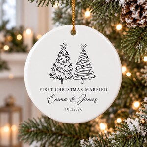Adorno navideño personalizado para la primera Navidad de los recién casados, adorno personalizado para parejas comprometidas o casadas, recuerdo de boda, decoración navideña para recién casados.