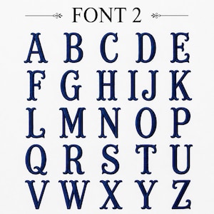 Puede incluir: Una visualizaci&oacute;n digital del alfabeto en FONT 2, con letras may&uacute;sculas de la A a la Z en una tipograf&iacute;a de color azul oscuro con estilo de bordado. Las letras est&aacute;n dispuestas en una cuadr&iacute;cula sobre un fondo blanco liso, mostrando una fuente serif.