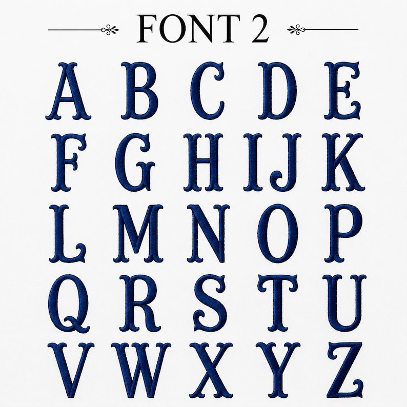 Puede incluir: Una visualizaci&oacute;n digital del alfabeto en FONT 2, con letras may&uacute;sculas de la A a la Z en una tipograf&iacute;a de color azul oscuro con estilo de bordado. Las letras est&aacute;n dispuestas en una cuadr&iacute;cula sobre un fondo blanco liso, mostrando una fuente serif.